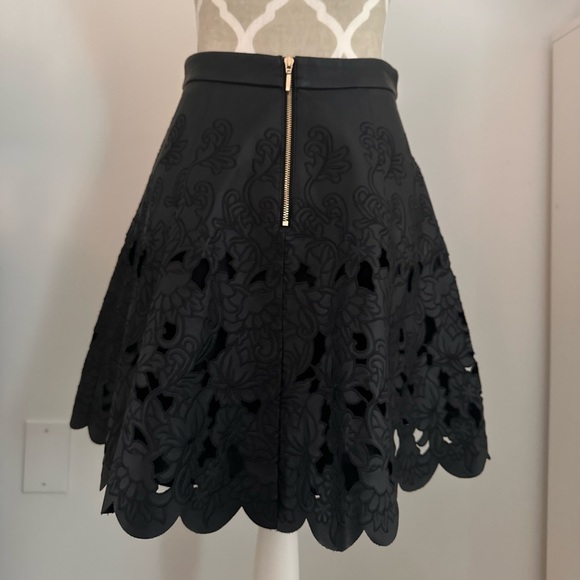 Gorgeous leather cutout skirt with gold zipper - Picture 3 of 5